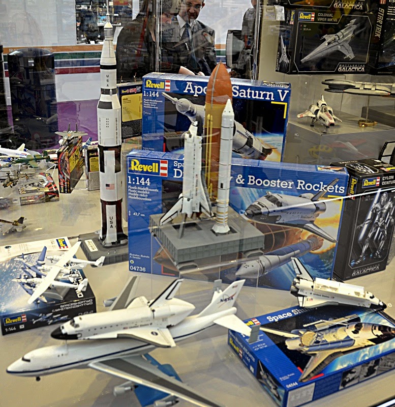 Scale Model News REVELL 2015 ROBOT AND ROCKETS, SPACESHIP AND STARSHIPS
